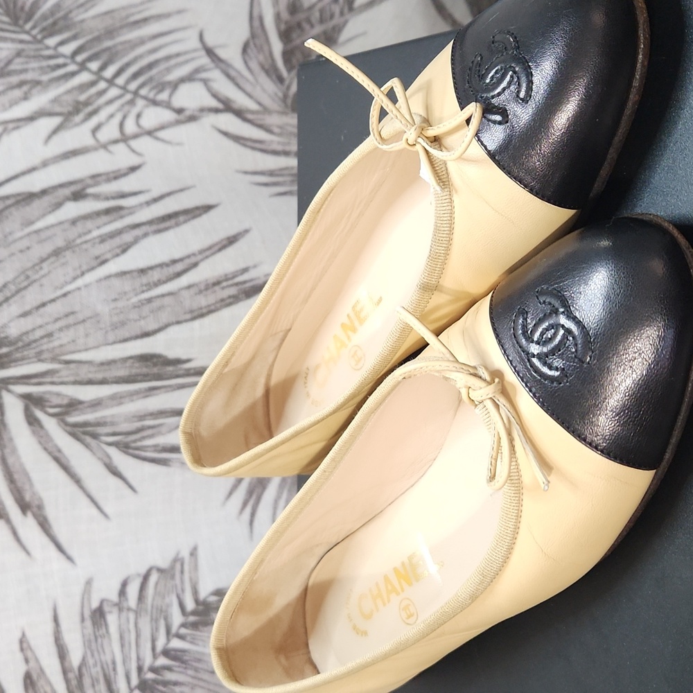 CHANEL Beige And Black Ballet Flats  Cap Toe With CC. Gorgeous 37.5 EU - Picture 2 of 15